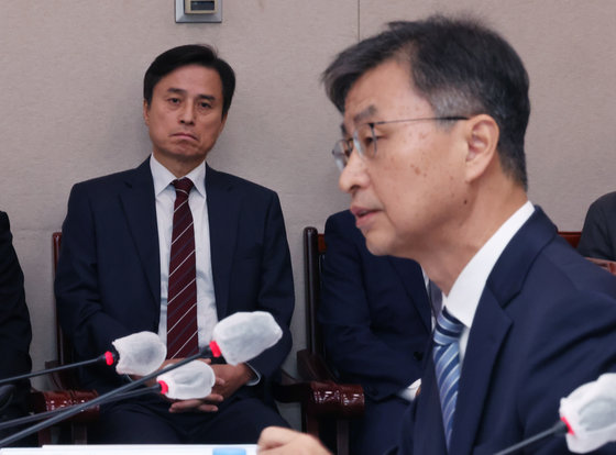 조은석 감사위원이 13일 서울 여의도 국회에서 열린 법제사법위원회 감사원 국정감사에서 최재해 감사원장의 답변을 듣고 있다. 2023.10.13/뉴스1