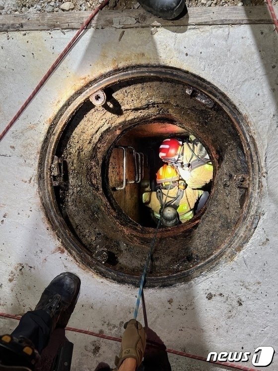 지난달 26일 오후 6시3분쯤 김해시 진영읍의 한 오수관 내부에서 작업자 2명이 숨진채 발견돼 출동한 소방당국이 시신을 옮기고 있다. (경남소방본부 제공)