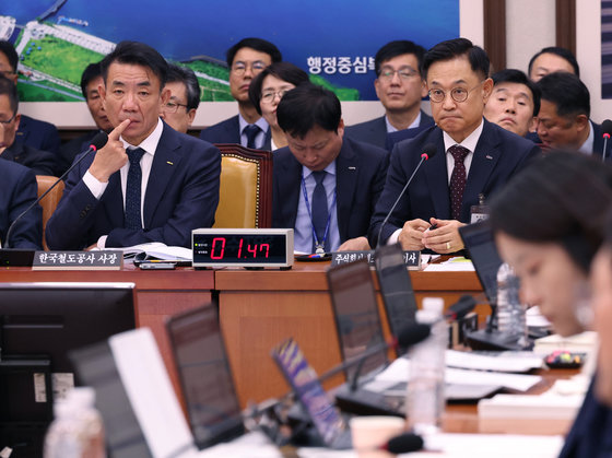 한문희 한국철도공사 사장과 이종국 SR 대표이사가 17일 서울 여의도 국회에서 열린 국토교통위원회 한국철도공사, 국가철도공단 등에 대한 국정감사에서 의원들의 질의를 듣고 있다. 2023.10.17/뉴스1