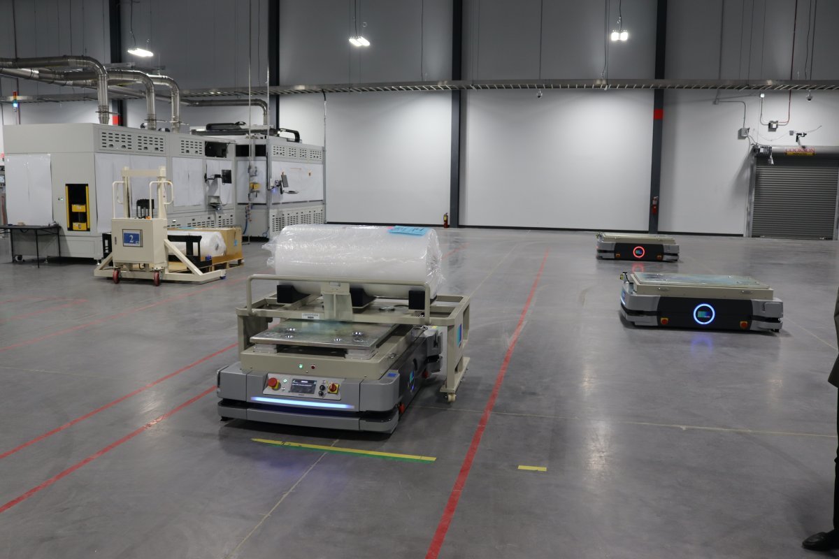 한화솔루션의 미국 조지아주 돌턴 2공장에서 자율이동로봇(AMR)이 태양광 모듈 자재인 백시트를 운반하고 있다. 이 공장에선 AMR 30대를 사용 중이다. 한화솔루션 제공