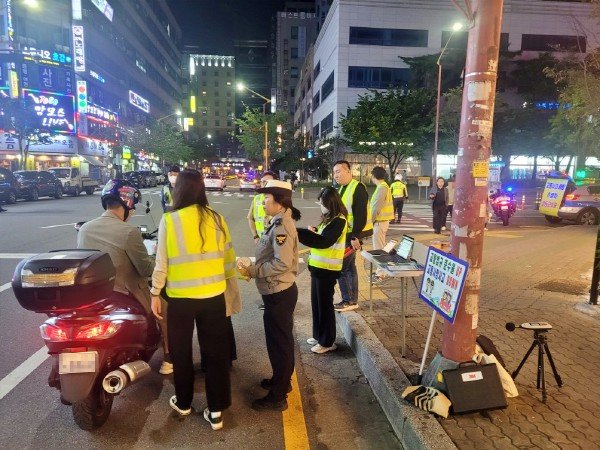 부천시와 부천원미경찰서, 한국교통안전공단 경기남부본부가 불법이륜차 합동단속을 실시하는 모습 / 출처=부천시