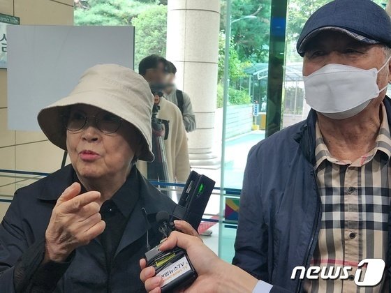 박수홍 어머니 지모씨(왼쪽), 아버지 박모씨 ⓒ 뉴스1 안태현 기자
