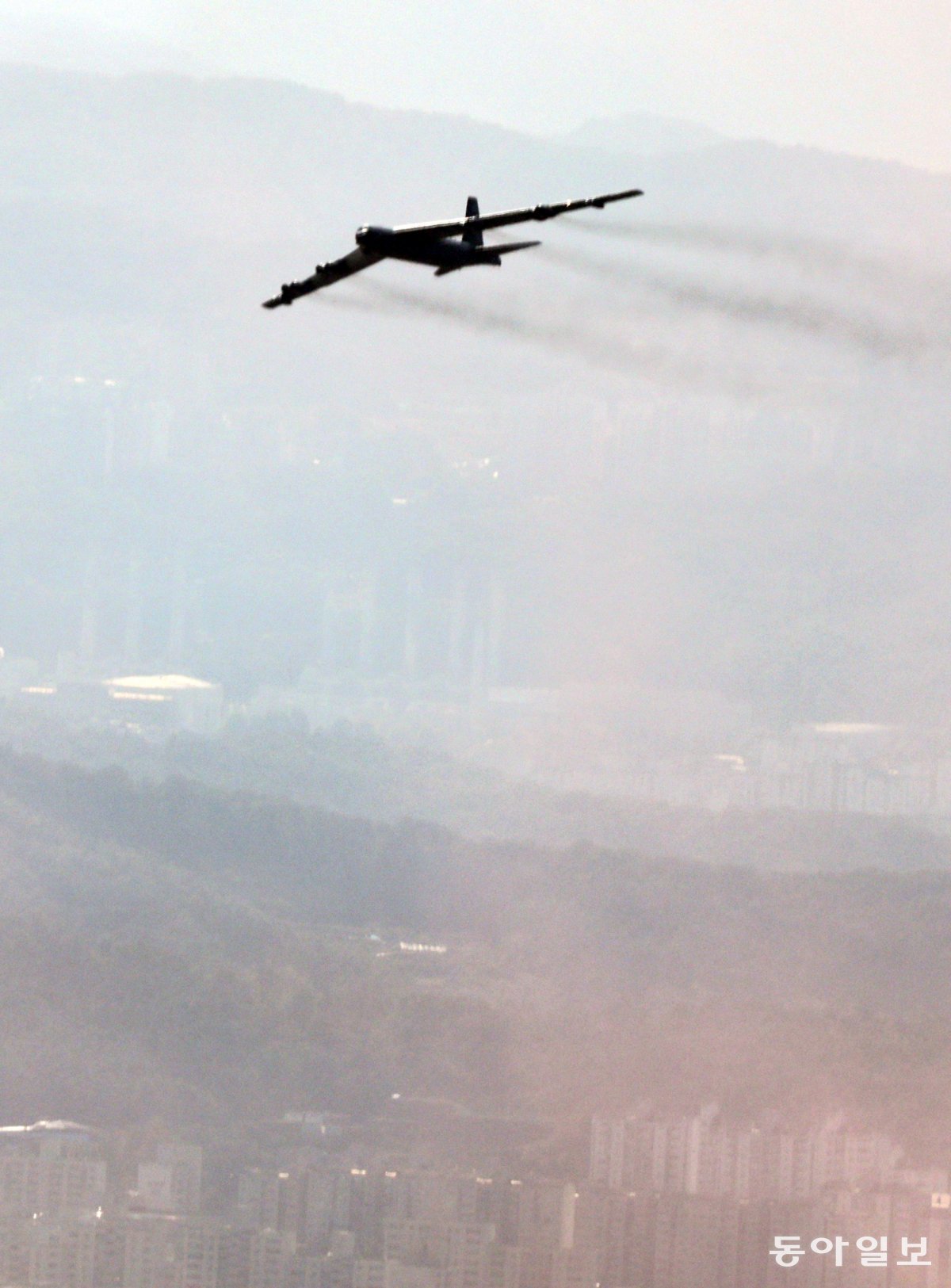 미군 전략폭격기 B-52H가 서울 상공을 가로지르고 있다. 최혁중 기자 sajinman@donga.com