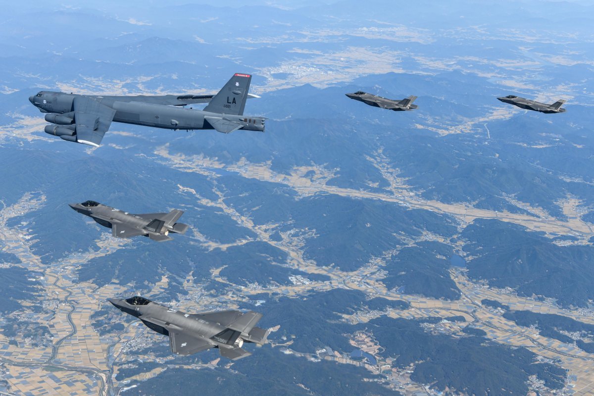 17일 한반도에 전개한 미국 공군의 B-52H 전략폭격기와 한국 공군의 F-35A 전투기들이 한반도 상공에서 한미 연합공중훈련을 실시하고 있다. 이번 훈련은 한미 공군의 우수한 연합작전 수행 능력과 대한민국 방위에 대한 미국의 확장억제 의지를 다시 한번 보여줬다. 한편 B-52H는 ‘서울 ADEX 2023’ 개막식 축하 비행 때에도 모습을 드러내 국민에게 그 위용을 선보였다. 공군 제공
