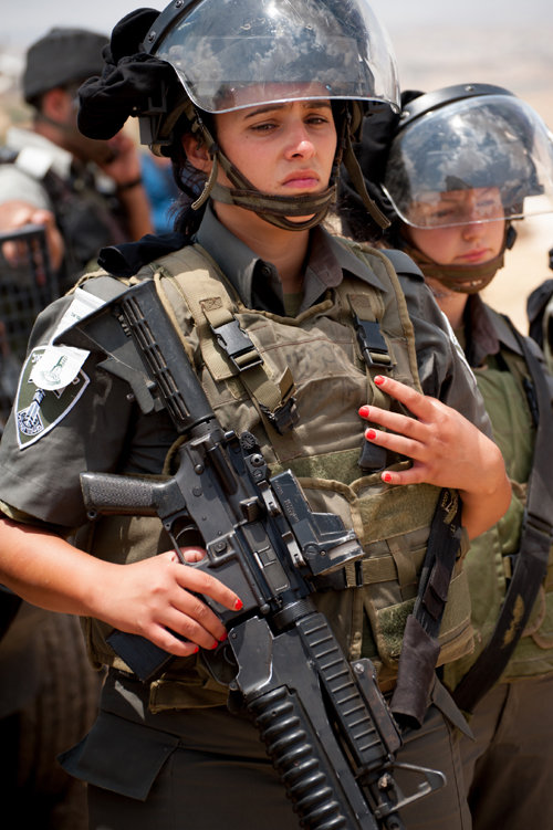 한 이스라엘 여군이 2012년 6월 팔레스타인 지역인 요르단강 서안지구에서 소총으로 무장한 채 경계를 서고 있다. 사진 출처 게티이미지뱅크