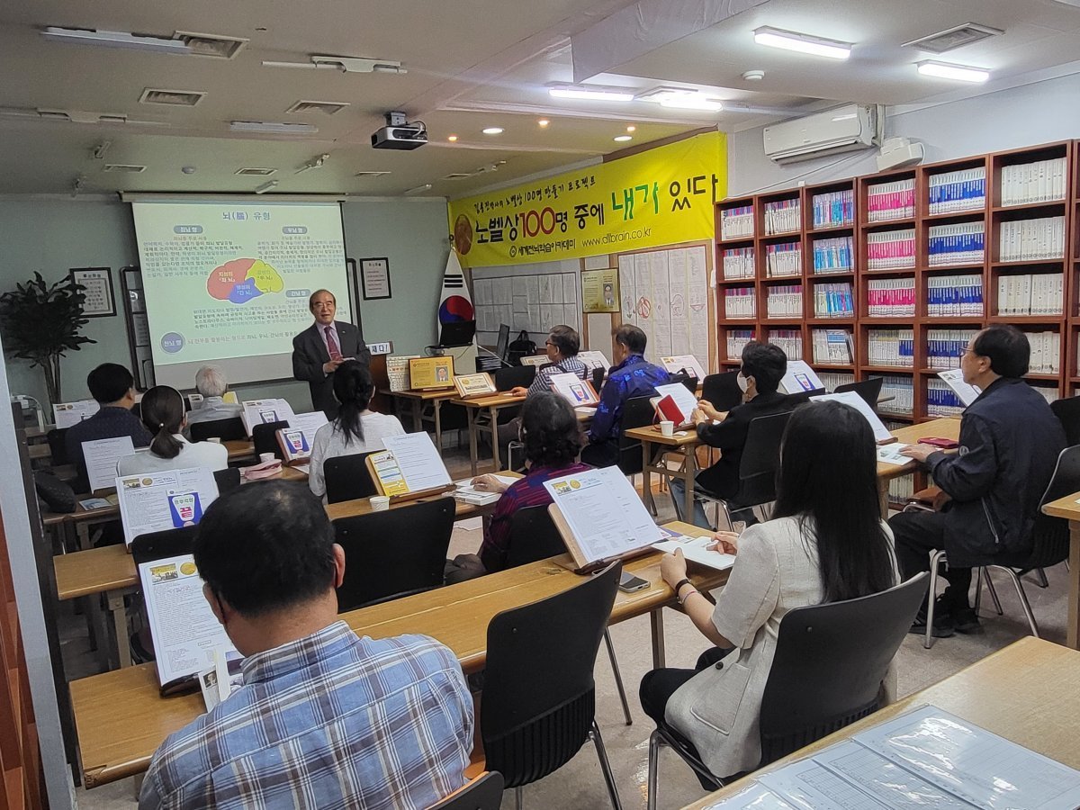 김용진 박사가 초고속 전뇌학습법 교육을 하고 있다. 세계전뇌학습아카데미 제공