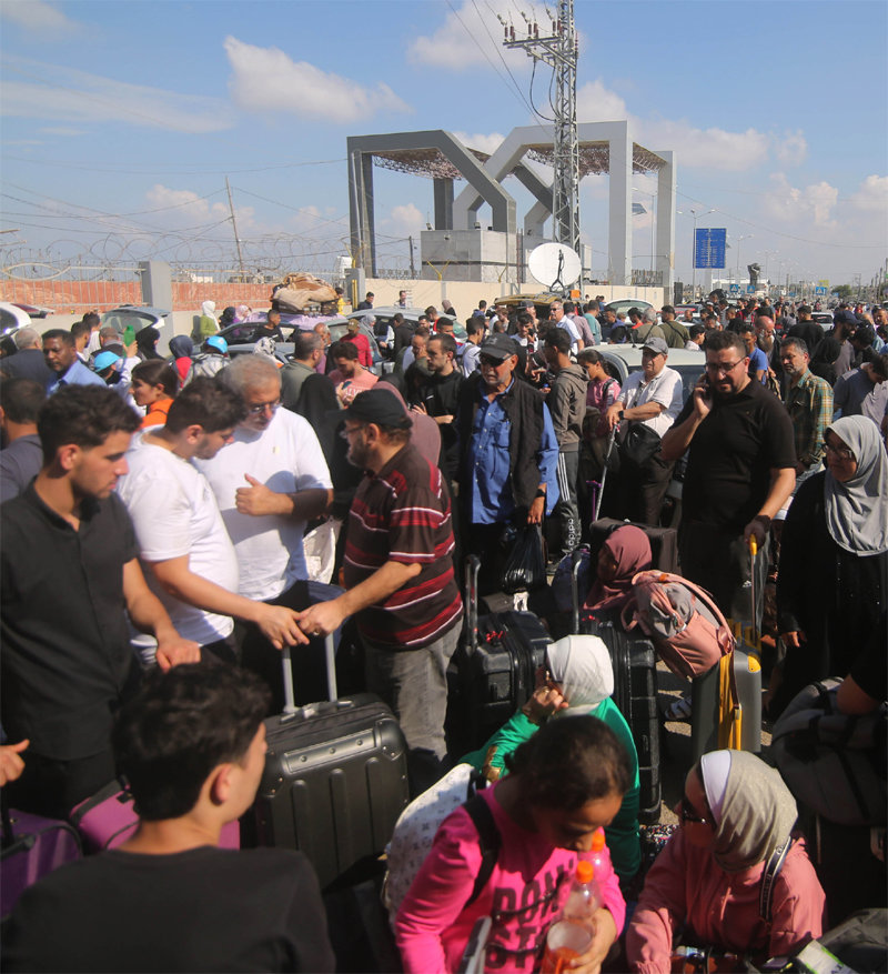 16일(현지 시간) 가자지구 남부 라파에서 팔레스타인 주민들이 이집트로 향하는 국경이 개방되기를 기다리고 있다. 라파=신화 뉴시스