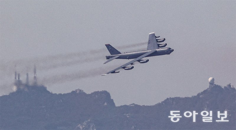 핵무장 가능 美전략폭격기 B-52 서울상공 첫 비행