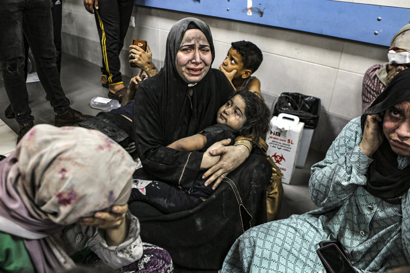 팔레스타인 가자지구 내 알 아흘리 병원이 로켓 공격을 받아 수백명의 사상자가 발생한 17일(현지시간) 부상을 입은 한 팔레스타인들이 병원 복도에 앉아 통곡하고 있다. 2023.10.18
									[가자시티=AP/뉴시스]