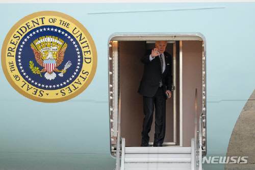 조 바이든 미국 대통령이 17일(현지시각) 메릴랜드주 앤드루스 공군기지에서 이스라엘로 향하는 전용기에 탑승하고 있다. 뉴시스