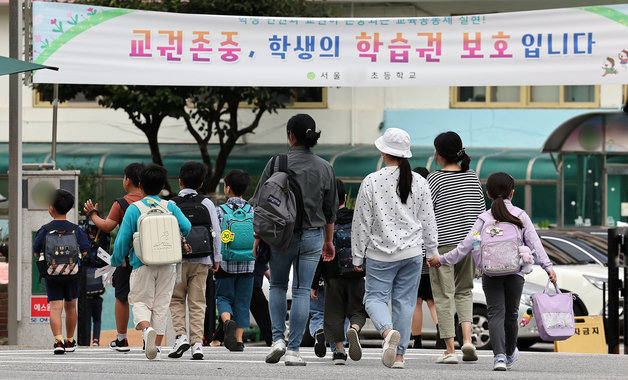 서울의 한 초등학교 학생들이 등교하고 있다. /뉴스1