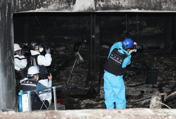 폭발 화재가 발생한 부산 동구 한 목욕탕에서 소방과 경찰 관계자, 국립과학수사연구원들이 합동 감식을 하고 있다. 2023.9.4/뉴스1