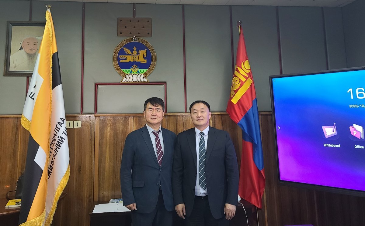 울란바토르에 있는 몽골지질연구소에서 전호석 지질자원연구원 박사(왼쪽)와 문카바타르 몽골지질연구소 소장이 기념촬영을 하고 있다. 한국지질연구원 제공
