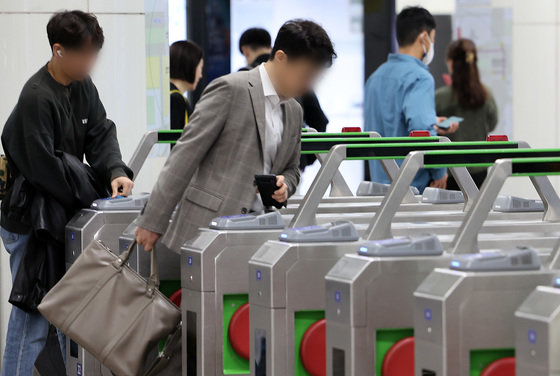 10일 오전 서울 시내 한 지하철역에서 시민들이 개찰구를 통과하며 이용요금을 내고 있다. ⓒ News1