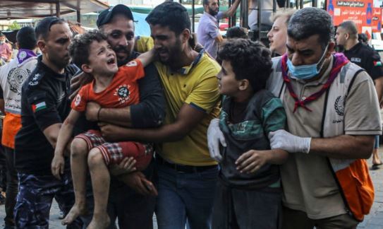 17일(현지시각) 가자지구 가자시티에서 이스라엘의 공습으로 다친 팔레스타인 어린이들이 어른들의 도움으로 알시파 병원에 도착하고 있다. 2023.10.18 가자시티=AP/뉴시스