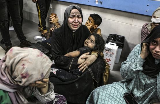 팔레스타인 가자지구 내 알 아흘리 병원이 로켓 공격을 받아 수백명의 사상자가 발생한 17일(현지시간) 부상을 입은 한 팔레스타인들이 병원 복도에 앉아 통곡하고 있다. 2023.10.18 [가자시티=AP/뉴시스]