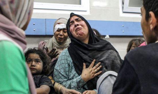 가자지구 알할리 병원 폭격으로 부상한 팔레스타인 주민들이 17일(현지시각) 가자시티에 있는 알시파 병원에 도착해 흐느끼고 있다. 이 공격으로 최소 500명이 숨진 것으로 알려졌다. 하마스는 이를 이스라엘의 소행이라고 주장하고 이스라엘은 팔레스타인의 오폭이라고 대응하고 있다. 2023.10.18. 가자시티=AP/뉴시스