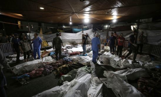 가자지구 알할리 병원 폭격으로 숨진 희생자들의 시신이 17일(현지시각) 가자시티에 있는 알시파 병원 마당에 놓여 있다. 이 폭격으로 최소 500명이 숨진 것으로 알려졌다. 하마스는 이를 이스라엘의 소행이라고 주장하고 이스라엘은 팔레스타인의 오폭이라고 대응하고 있다. 2023.10.18. 가자시티=AP/뉴시스