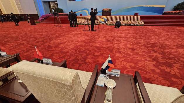 18일 중국 베이징 인민대회당에서 개최된 제3회 일대일로 국제협력 정상포럼 개막식장에 배치된 시진핑 중국 국가주석과 블라디미르 푸틴 러시아 대통령의 좌석.