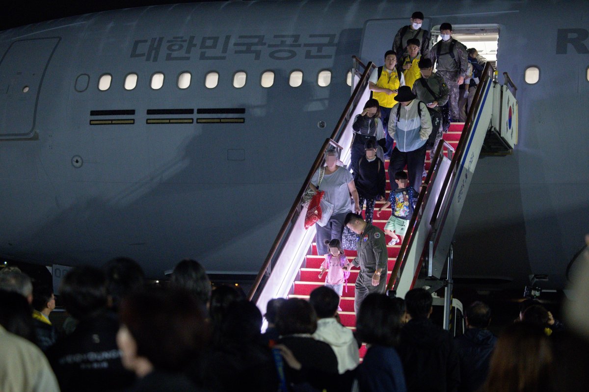 지난 14일 밤 경기 성남 서울공항을 통해 귀국한 이스라엘 교민과 가족들이 KC-330(시그너스) 군 수송기에서 내리고 있다. 뉴스1