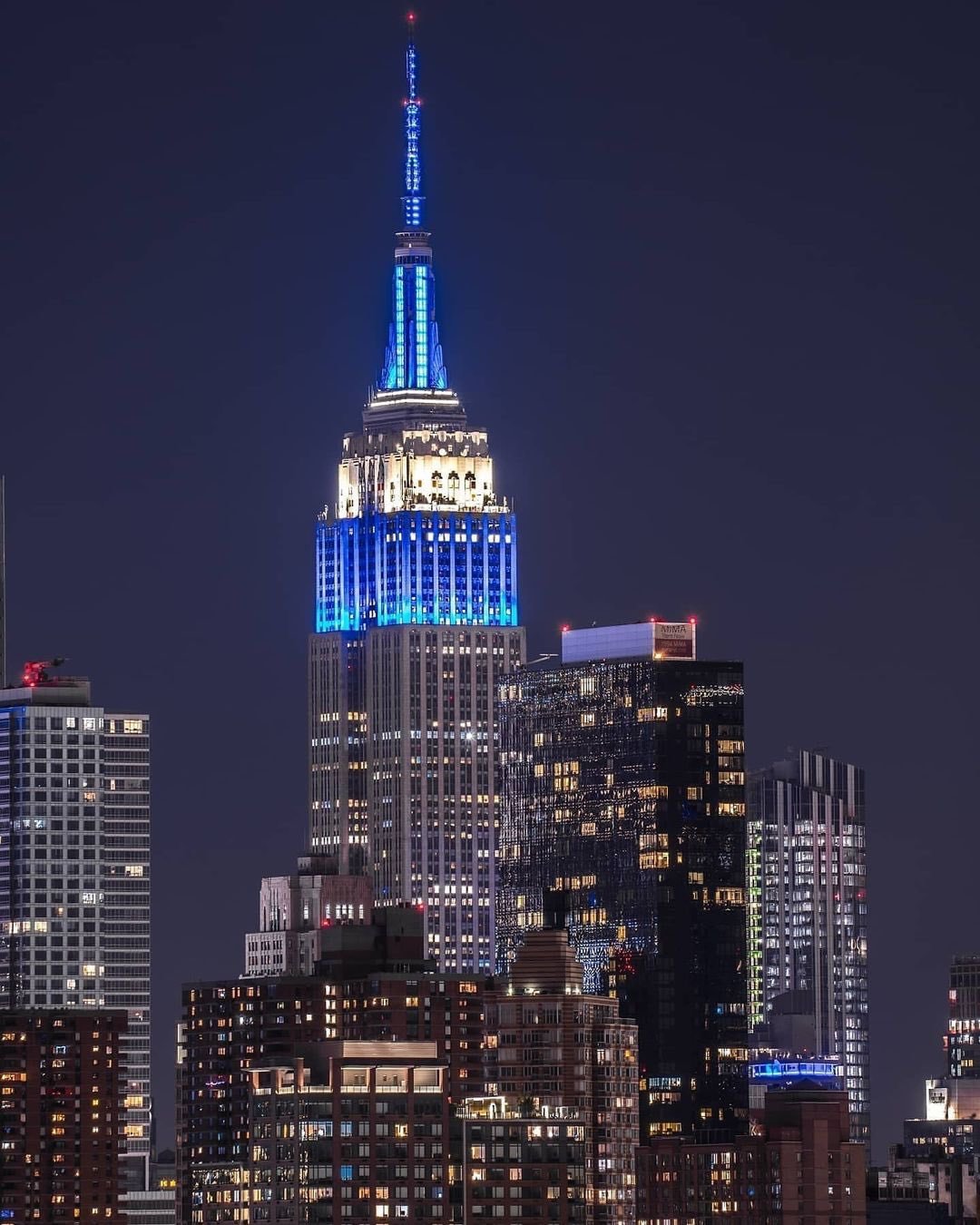13일(현지 시간) 미국 뉴욕의 랜드마크인 엠파이어스테이트 빌딩이 이스라엘 국기 색인 파란색과 흰색 조명으로 빛나고 있다. 이스라엘을 지지한다는 취지다. 사진 출처 엠파이어스테이트 빌딩 X