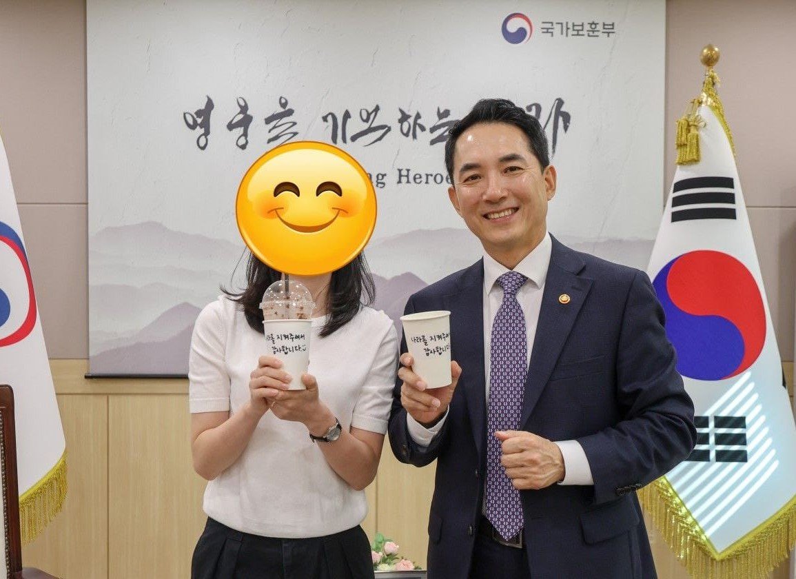 카페 직원 하지호 씨(왼쪽)와 박민식 국가보훈부 장관. 박 장관 페이스북 갈무리