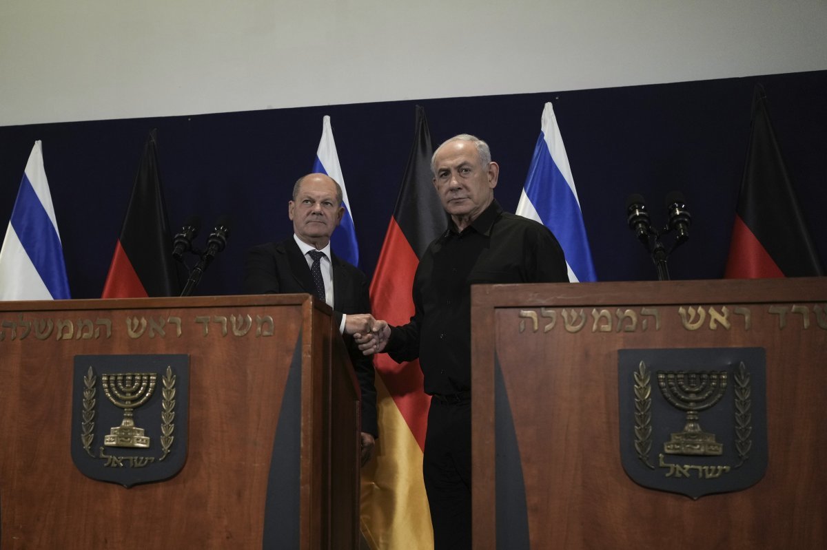 17일 이스라엘 텔아비브에서 중동 전쟁의 해법을 논하고 있는 올라프 숄츠 독일 총리(왼쪽)와 베냐민 네타냐후 이스라엘 총리. 텔아비브=AP 뉴시스