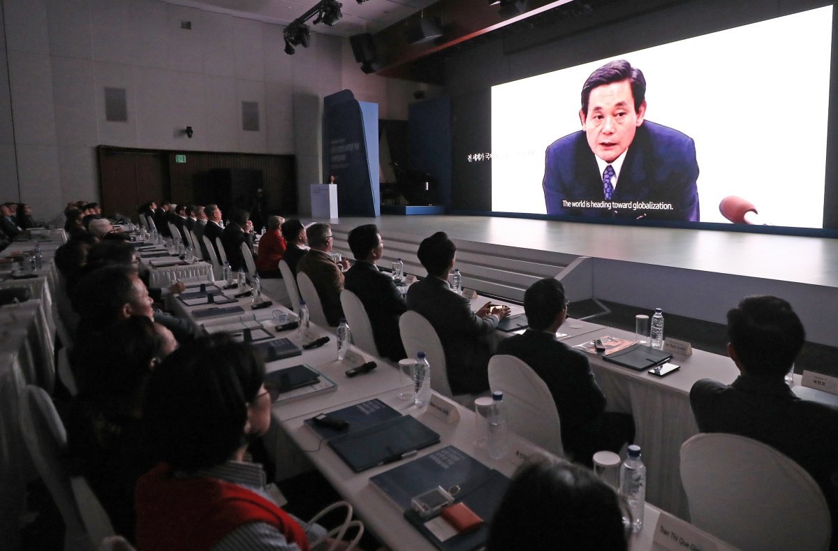 18일 서울 서초구 삼성전자 서초사옥 다목적홀에서 열린 ‘이건희 회장 3주기 추모, 삼성 신경영 30주년 기념 국제학술대회’에서 고 이건희 삼성그룹 선대 회장이 신경영 선언을 할 당시의 영상이 상영되고 있다. 뉴시스