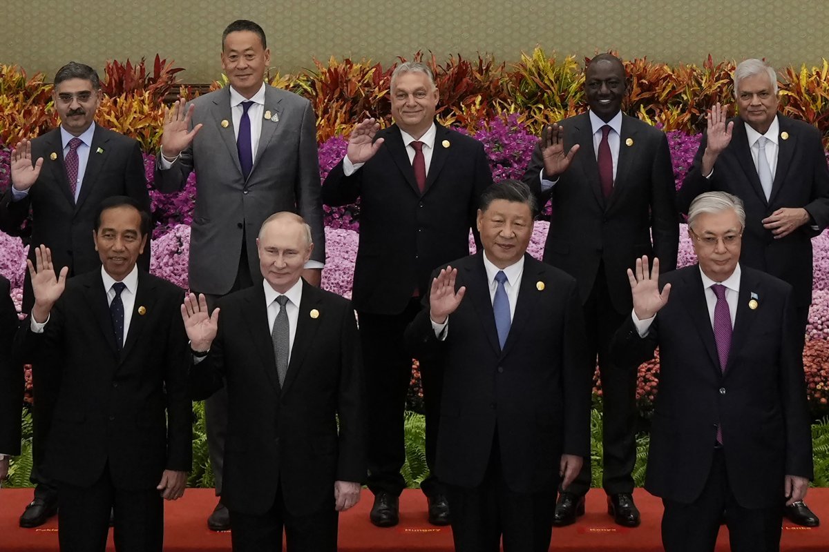 18일 중국 베이징에서 열린 일대일로 정상포럼에 참석한 각국 정상이 손을 흔들며 기념 촬영을 하고 있다. 앞줄 왼쪽부터 조코 
위도도 인도네시아 대통령, 블라디미르 푸틴 러시아 대통령, 시진핑 중국 국가주석, 카심조마르트 토카예프 카자흐스탄 대통령. 뒷줄 
왼쪽부터 안와르울하크 카카르 파키스탄 총리, 세타 타위신 태국 총리, 오르반 빅토르 헝가리 총리, 윌리엄 루토 케냐 대통령, 라닐
 위크레마싱헤 스리랑카 대통령. 베이징=AP 뉴시스