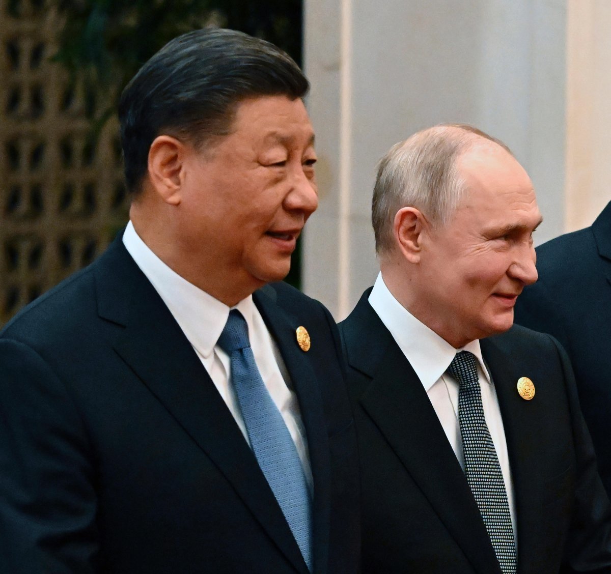 시진핑 중국 국가주석(왼쪽)과 블라디미르 푸틴 러시아 대통령이 18일 중국 베이징에서 열린 일대일로 정상포럼에서 웃으며 기념사진을 찍고 있다. 베이징=AP 뉴시스