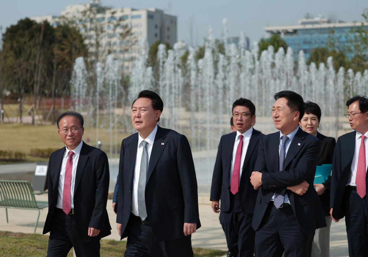 尹, 黨 4역과 오찬 뒤 용산어린이정원 산책 윤석열 대통령이 당 4역인 국민의힘 김기현 대표(앞줄 오른쪽), 윤재옥 원내대표(앞줄 왼쪽), 유의동 정책위의장(뒷줄 왼쪽), 
이만희 사무총장(뒷줄 오른쪽)과 함께 18일 서울 용산구 대통령실에서 오찬을 한 뒤 용산어린이정원을 산책하고 있다. 뒷줄 가운데는
 김은혜 대통령홍보수석비서관. 대통령실 제공