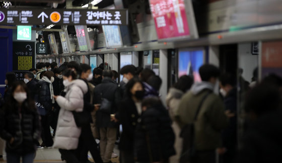 서울 종로구 지하철 종로3가역에서 시민들이 발걸음을 옮기고 있다. (뉴스1 DB, 기사와 관련 없음)