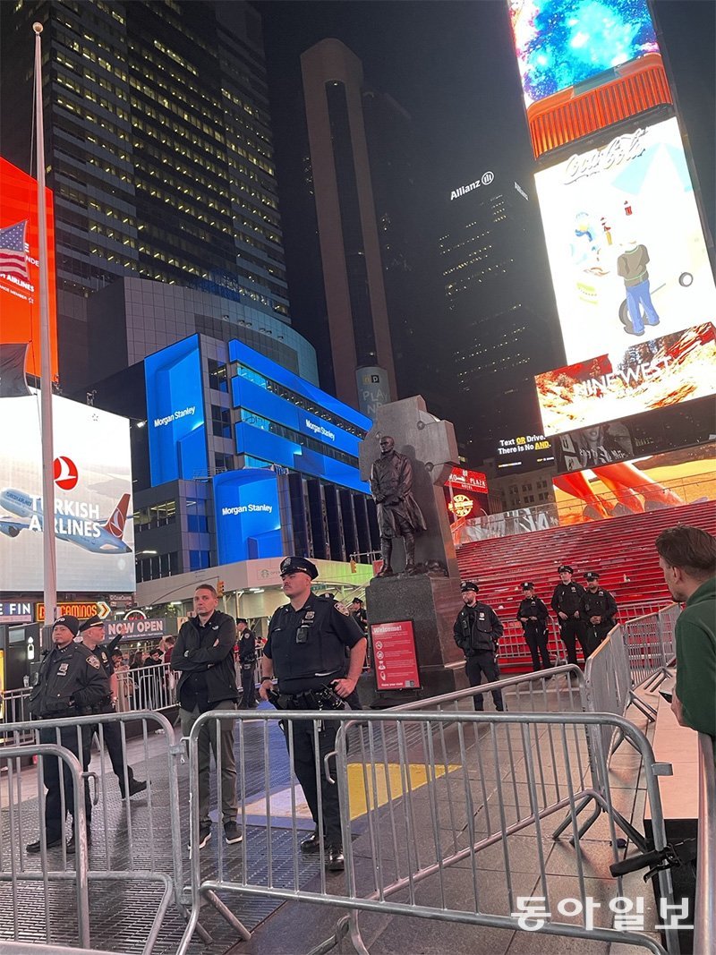 12일(현지시간) 미 뉴욕 타임스스퀘어 전광판 앞 계단 주변을 뉴욕경찰(NYPD)이 바리케이드로 막고 있다. 중동전쟁 확전 우려 속에 최근 증오범죄 우려가 커져 뉴욕은 경계태세에 들어갔다. 뉴욕=김현수 특파원 kimhs@donga.com