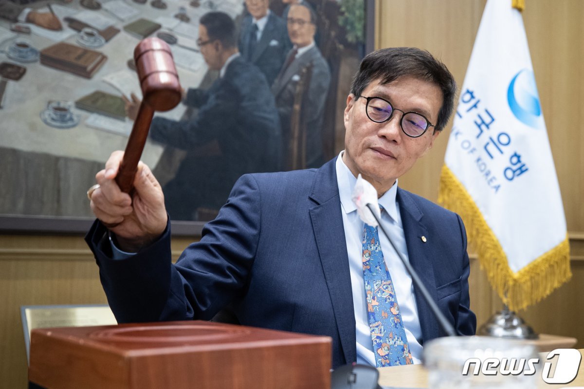 이창용 한국은행 총재가 19일 서울 중구 한국은행에서 열린 금융통화위원회에서 의사봉을 두드리고 있다. 2023.10.19/뉴스1