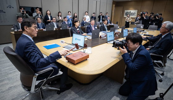 이창용 한국은행 총재가 19일 서울 중구 한국은행에서 열린 금융통화위원회에서 의사봉을 두드리고 있다. 2023.10.19/뉴스1