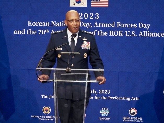 U.S. Joint Chiefs of Staff Chairman Charles Brown is giving a congratulatory speech at the Korean National Day event held by the Korean Embassy in the U.S. at the Kennedy Center on the 18th (local time) with about 1,200 people including government officials from both countries in attendance.  Photo provided by Washington Correspondents.  2023.10.18.