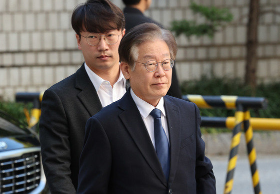 이재명 더불어민주당 대표가 17일 오전 서울 서초구 서울중앙지방법원에서 열린 대장동·위례신도시 개발 특혜 등 특정범죄가중처벌등에관한법률위반(뇌물) 공판에 출석하고 있다. 뉴스1