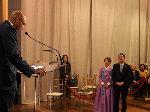 찰스 브라운 미국 합참의장이 18일(현지시간) 주미 한국대사관이 케네디센터에서 개최한 한국 국경절 행사에서 축사를 하고 있는 가운데, 조현동 주미대사 부부가 이를 경청하고 있다. 사진은 워싱턴특파원단 제공. 2023.10.18.