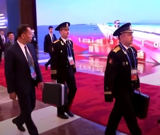 18일 중국 베이징에서 열린 일대일로 정상포럼에 참석한 블라디미르 푸틴 러시아 대통령을 수행하는 러시아 해군 장교 2명이 소위 ‘핵 가방’으로 알려진 가방을 들고 있다.  이 가방은 푸틴 대통령이 핵 공격 명령을 내릴 때 사용하는 것으로 알려져 있다. 러시아 국영 ‘럽틀리’ 통신 캡처