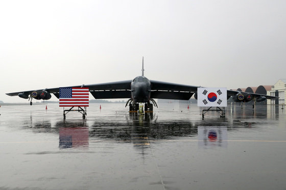 19일 충북 청주시 한 공군기지에 미 공군의 전략폭격기 B-52H 스트래토포트리스가 주기돼 있다. (국방일보 제공) 2023.10.19/뉴스1