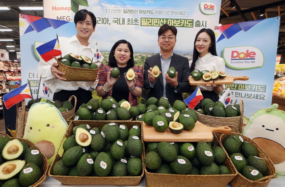 돌(Dole) 코리아가 19일 국내 최초로 필리핀산 아보카도를 출시했다. 이날 서울 홈플러스 강서점에서 마리아 테레사 디존데베가 주한 필리핀대사, 김도형 돌 코리아 대표이사가 모델과 함께 아보카도를 들고 포즈를 취하고 있다. 사진=뉴시스