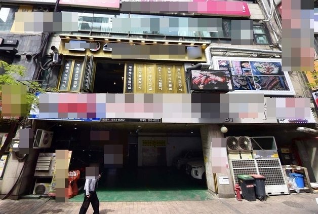 지난 주말 경기 안양시 평촌 범계동의 한 고깃집에선 20대 남성이 ‘현역 복무중인 동생 생각이 난다’며 외출나온 장병의 식사값을 대신 지불해 훈훈한 감동을 자아내게 했다. (육대전 갈무리) ⓒ 뉴스1