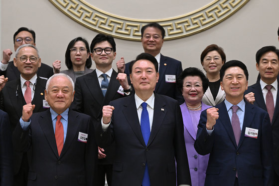 윤석열 대통령이 17일 청와대 영빈관에서 열린 국민통합위원회 만찬에서 김기현 국민의힘 대표, 김한길 국민통합위원장과 기념촬영을 하고 있다. 대통령실 제공