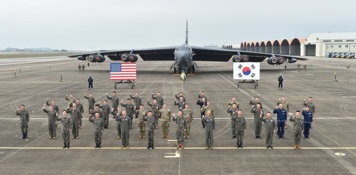 김승겸 합동참모의장(육군 대장)이 19일 미국 공군 전략자산 B-52H가 주기 중인 공군 청주기지를 찾아 케네스 윌스바흐 미국 태평양공군사령관을 비롯한 한미 작전요원들과 기념촬영을 하고 있다. 김 의장은 이 자리에서 확장억제 작전수행태세를 점검했다.  2023.10.19 합동참모본부 제공