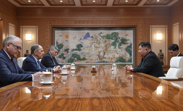러시아 외무부가 공개한 사진에 19일 북한 평양에서 김정은 국무위원장이 세르게이 라브로프 러시아 외무장관과 회담하고 있다. 2023.10.19 평양=AP/뉴시스