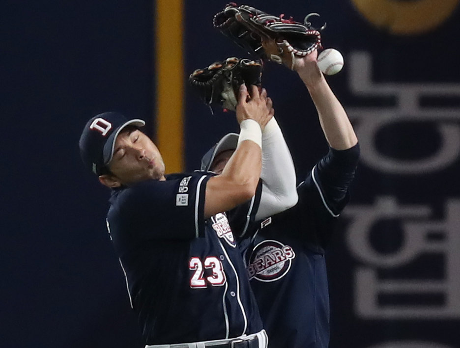 19일 오후 경남 창원NC파크에서 열린 ‘2023 신한은행 SOL KBO 포스트시즌’ 와일드카드 결정전 1차전 NC 다이노스와 두산 베어스의 경기 5회말 주자 없는 상황 두산 강승호와 김태근이 NC 마틴의 외야뜬공 타구를 놓치고 있다. 2023.10.19/뉴스1