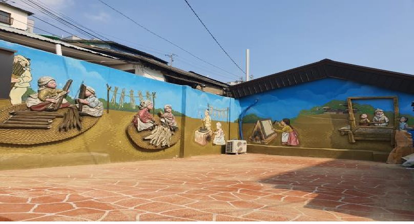 부산 서구 닥밭골 행복마을에 그려진 벽화. 마을 재생을 위해 10여 년 전부터 지역 예술가들이 그림을 그리기 시작했다. 부산 서구 제공
