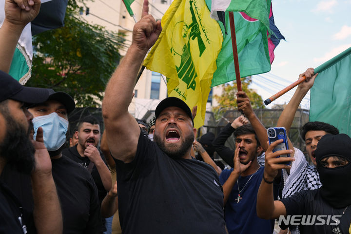 18일(현지시각) 레바논 베이루트 외곽 아우카르에 있는 미국 대사관 앞에서 친팔레스타인 시위대가 구호를 
외치고 있다. 앞서 레바논 무장단체 헤즈볼라는 조 바이든 미국 대통령이 이스라엘을 방문한 18일을 ‘분노의 날’로 규정하고 시위를
 촉구했다. 2023.10.19 아우카르=AP/뉴시스