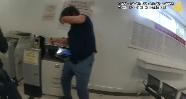 지난 10월9일(현지시간) 샌프란시스코 주재 중국 총영사관으로 차량을 몰고 돌진한 용의자 잔위안 양이 경찰을 향해 흉기를 휘두르는 모습. (출처: 샌프란시스코 경찰)