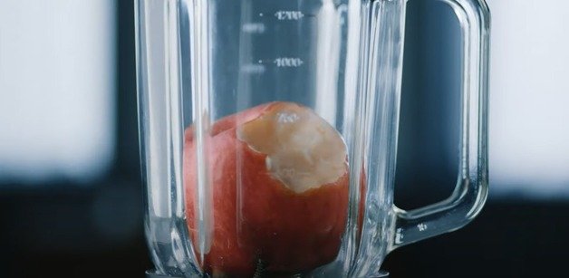 믹서기에 들어간 사과. 삼성전자 유튜브 갈무리